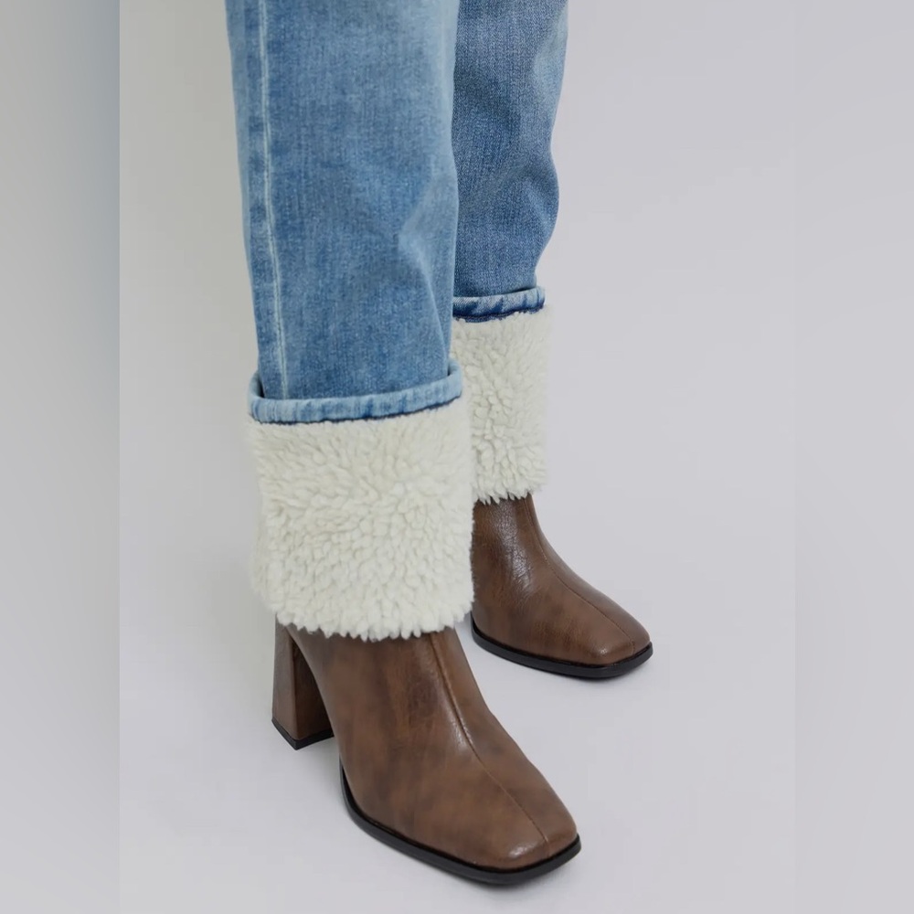 Judy Blue High Waisted Shearling Cuff Straight Leg Jeans NWT - Picture 6 of 8